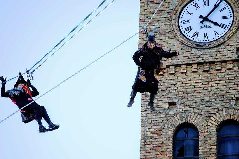 Ad Atri il 6 gennaio torna la suggestiva discesa delle befane dalla Torre del Palazzo Ducale Il 4 a Casoli di Atri spettacolo itinerante La Notte della Befana  e mostra dedicata alle opere realizzate dai bambini